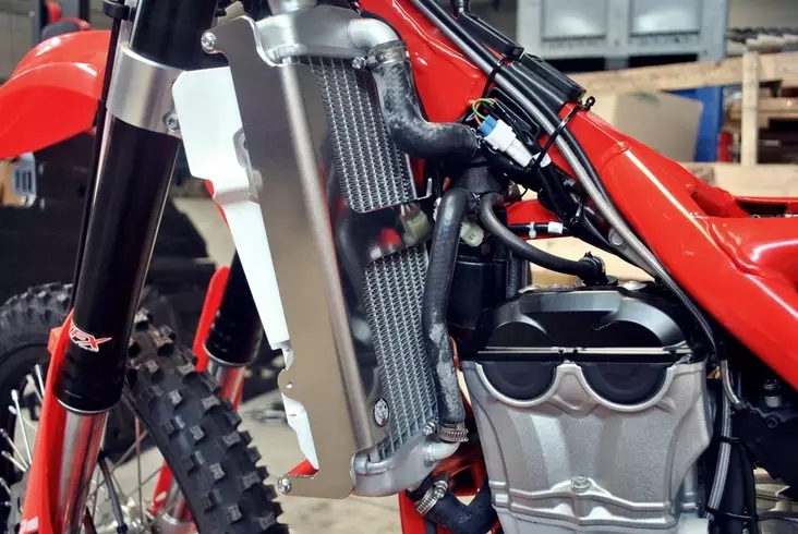 Axp Radiator Braces Red Spacers Beta 350rr 15-19 - CROSSIN JÄÄHDYTTÄJÄN SUOJAT - 397-AX1357 - 1